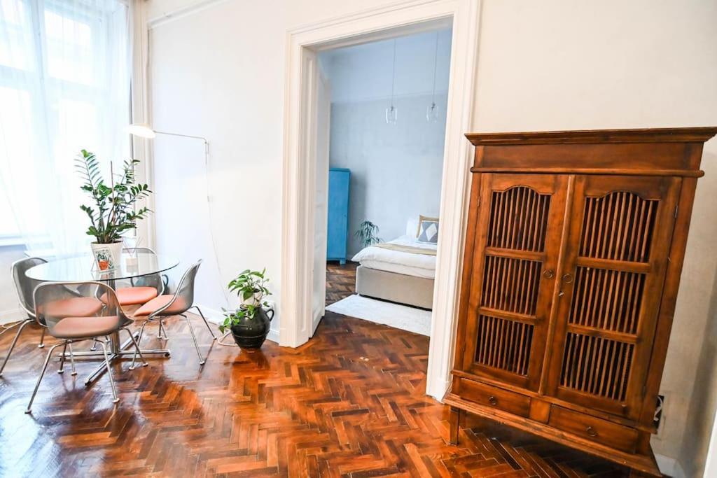 Tranquil And Charming One Bedroom Apartment
