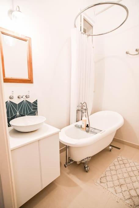 Tranquil And Charming One Bedroom *